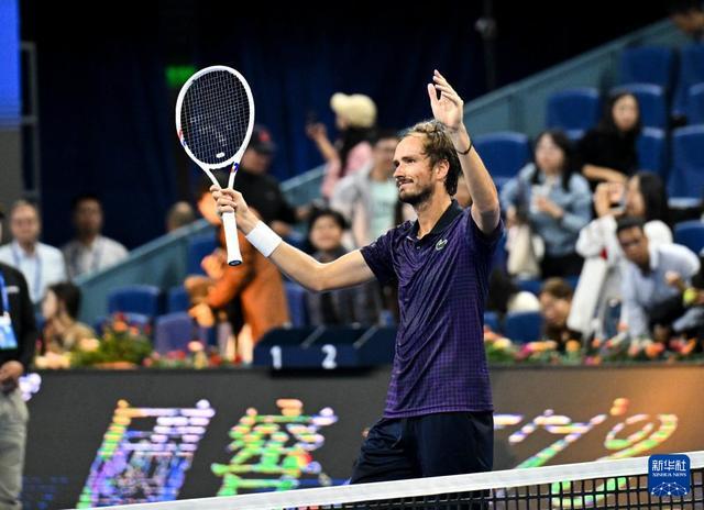 lpl官网-西班牙网球队碾压美国网球队，梅德韦杰夫绝境逆转的简单介绍