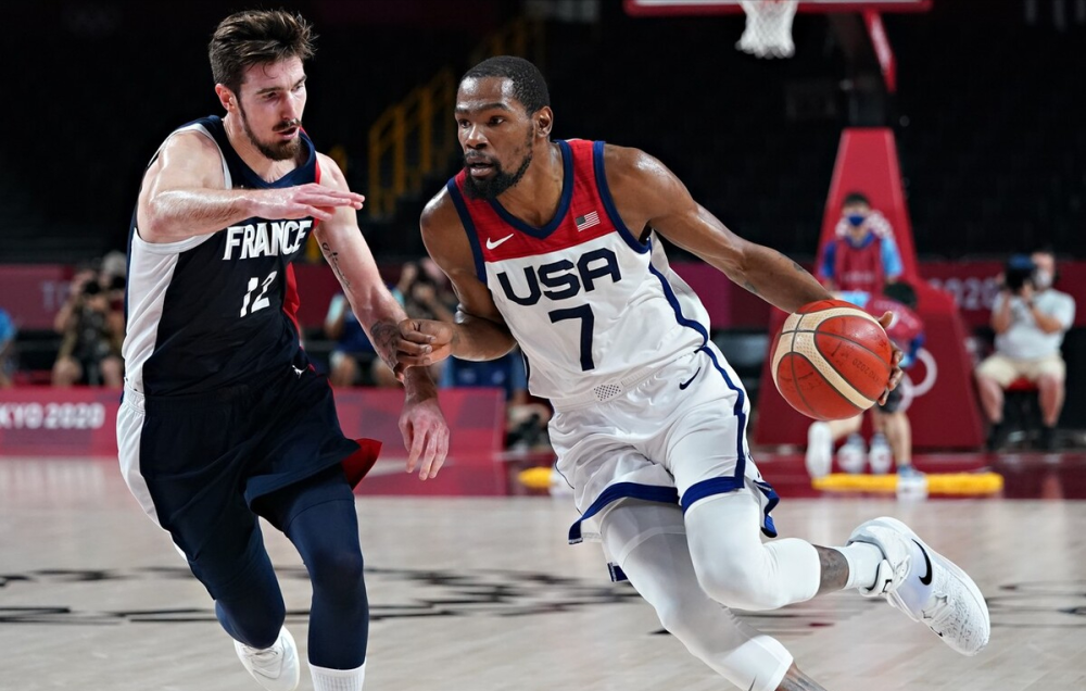 美国男篮鏖战菲律宾男篮，巴恩斯惊艳世界