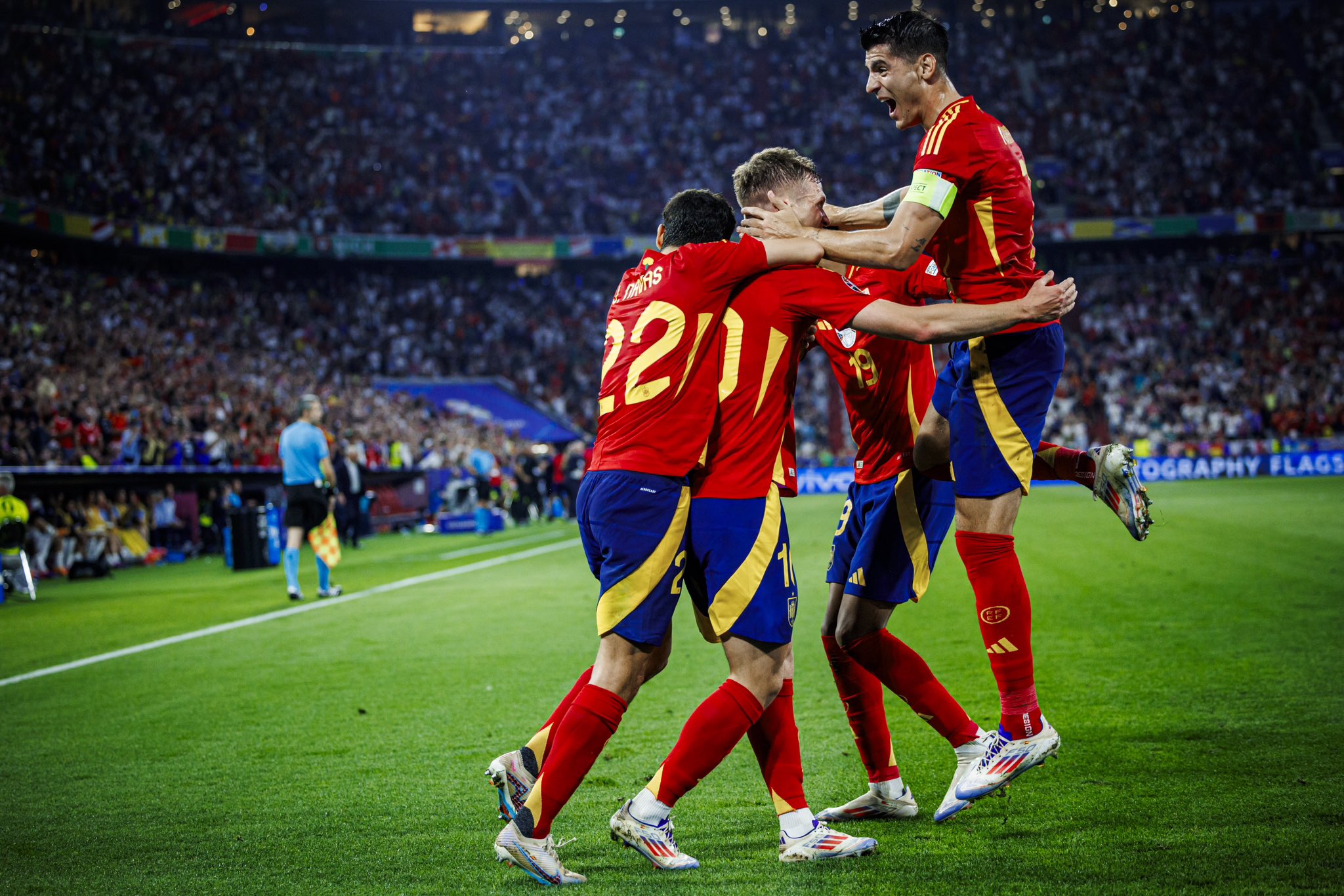 lol竞猜-包含激烈角逐！球员奋力拚搏取得胜利的词条