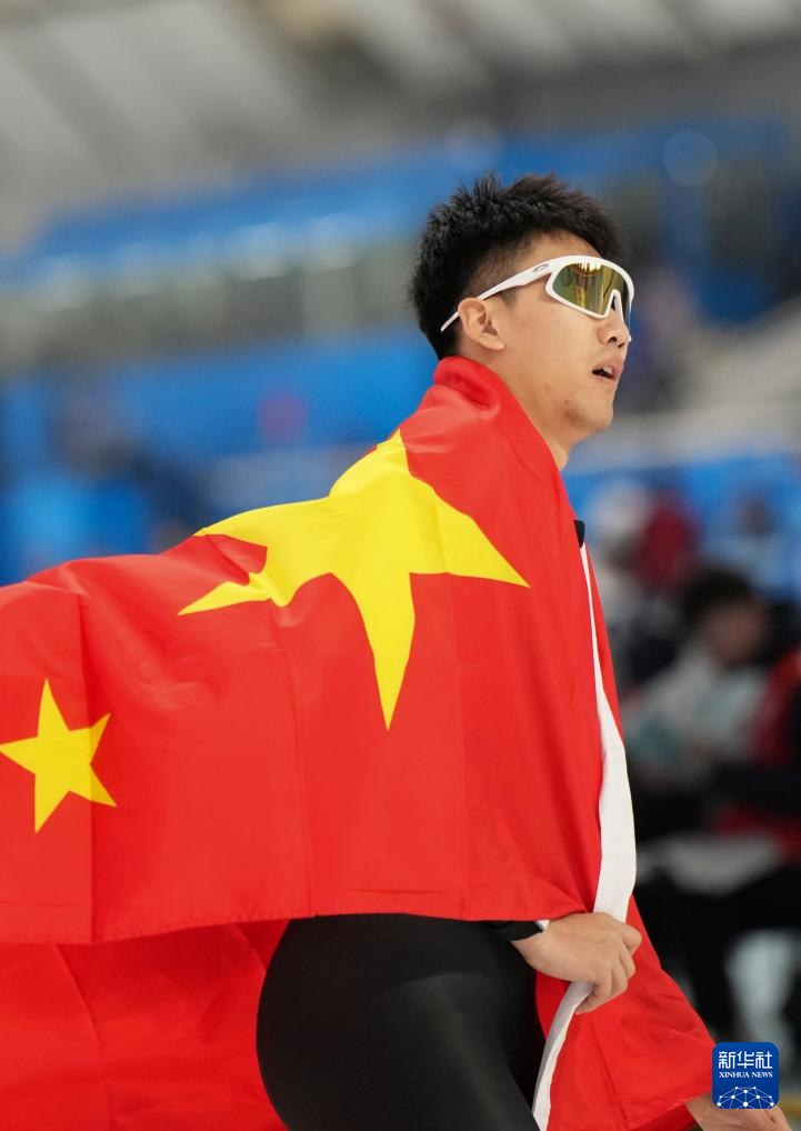 速度滑冰选手技压群雄,拿下比赛冠军的简单介绍 速度滑冰选手技压群雄,拿下比赛冠军的简单介绍